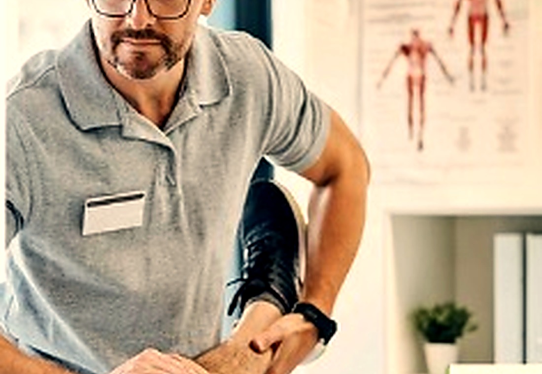 Physiotherapeut behandelt einen Patienten